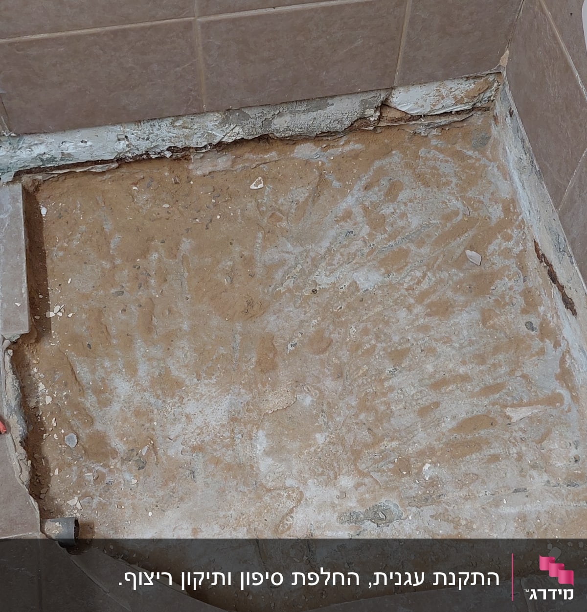 רצפה חשופה עם אריחים שבורים ושאריות טיח